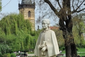 Eliška Krásnohorská, pomník