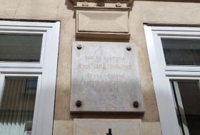 Ema Destinnová, pamětní deska