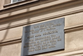 Anna Honzáková, pamětní deska