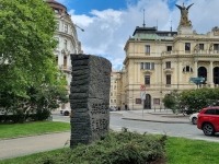 Náměstí Míru - pomník bratří Čapků Náměstí Míru - pomník bratří Čapků
